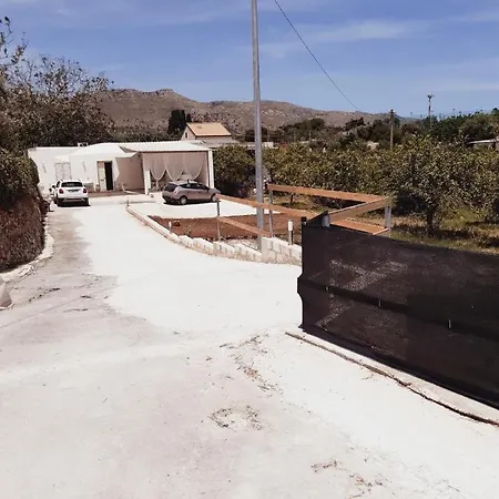 בית נופש Casa Vacanze Maison Blanc *