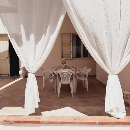 בית נופש Casa Vacanze Maison Blanc